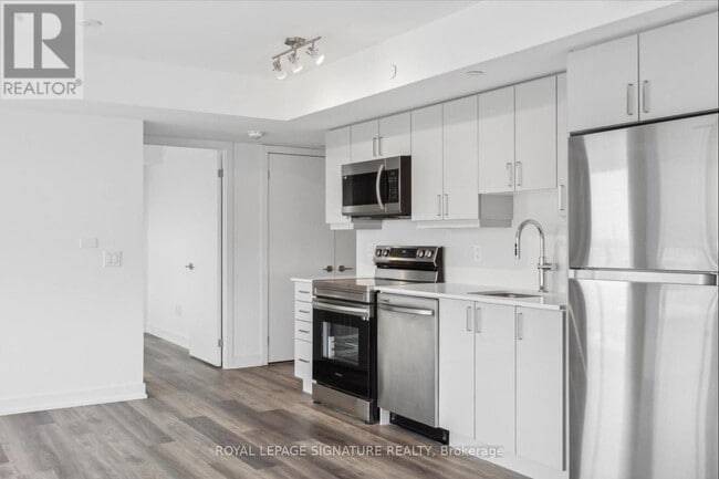 Building Photo - 1480 Bayly St