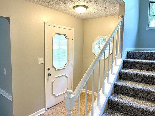 Building Photo - Welcome to the Charming 4 Bedroom/3 Bath w...