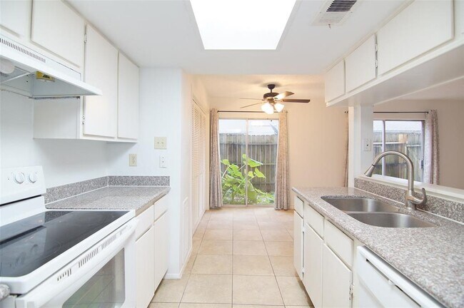 Building Photo - 5654 Birchmont Dr
