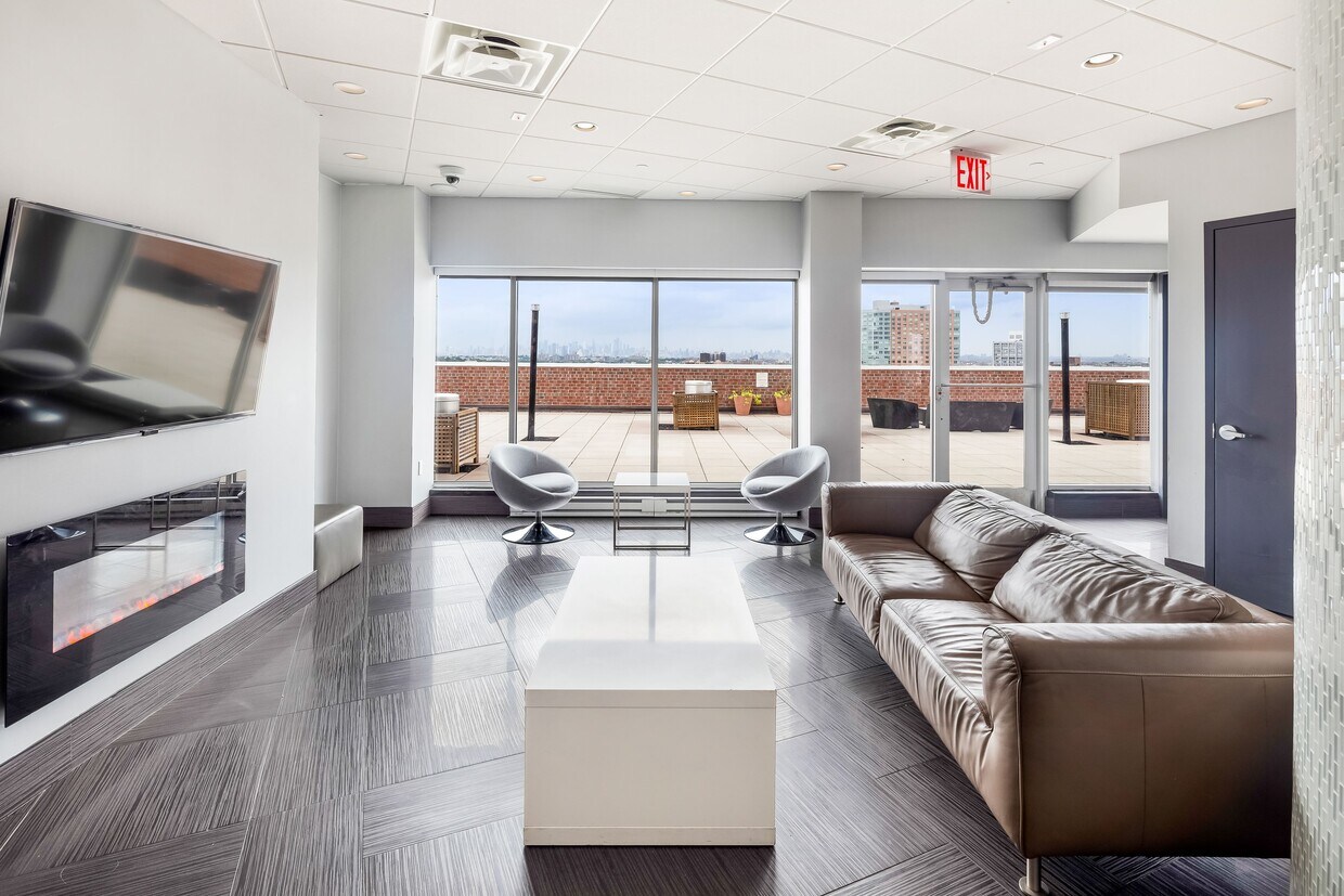 Foto principal - 97-45 Queens Blvd