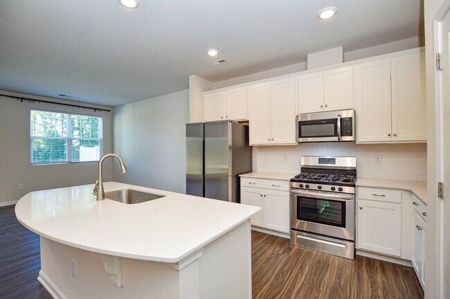 Foto del edificio - Easy Tega Cay Living in a Thoughtfully Updated Townhome