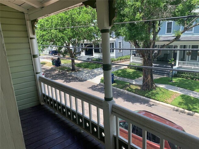 Building Photo - 212 W Beach Pl