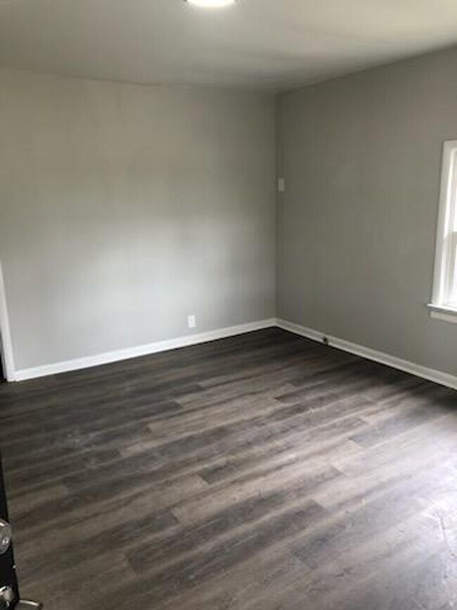 Building Photo - 2 bedroom home on large lot