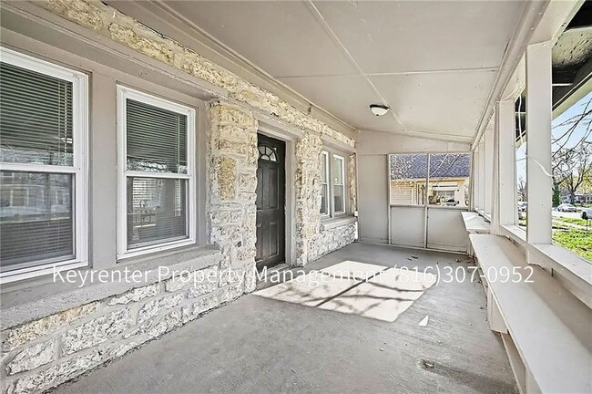 Building Photo - 4 Bedroom 2 bath