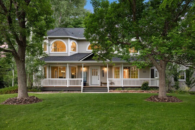 Building Photo - Majestic 5 Bedroom 4 Bath - Brittany Place...