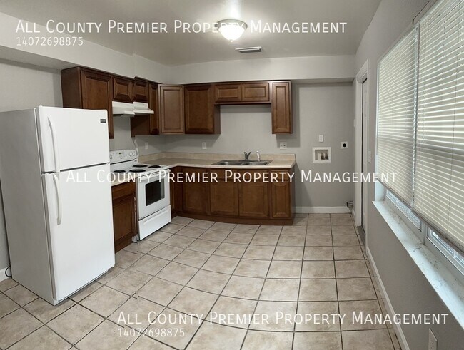 Building Photo - Nice 2 Bedroom 1 Bath Apartment!