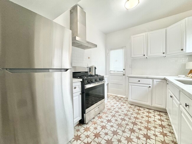 Building Photo - 2270 Beachwood Dr