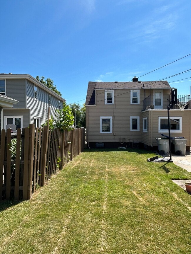 Building Photo - 2745 S 68th St