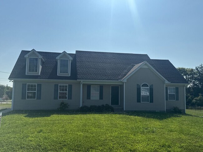 Building Photo - 3 bedroom 2 bath with unfinished Area-Storage