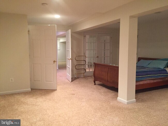 Foto del edificio - 7256-BASEMENT Greenwich Rd