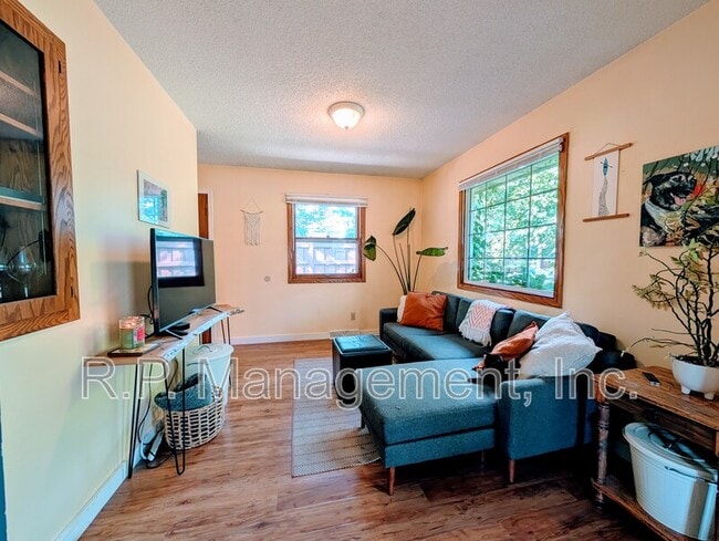Foto del edificio - 2710 Stinson Blvd NE