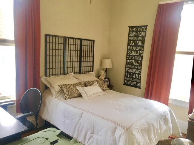 Bedroom with windows on 2 sides - 3 -5 Fremont St