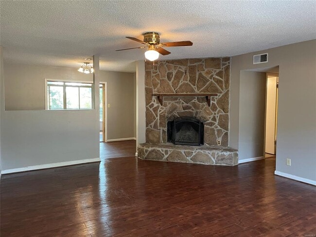Building Photo - 259 Clubview Dr