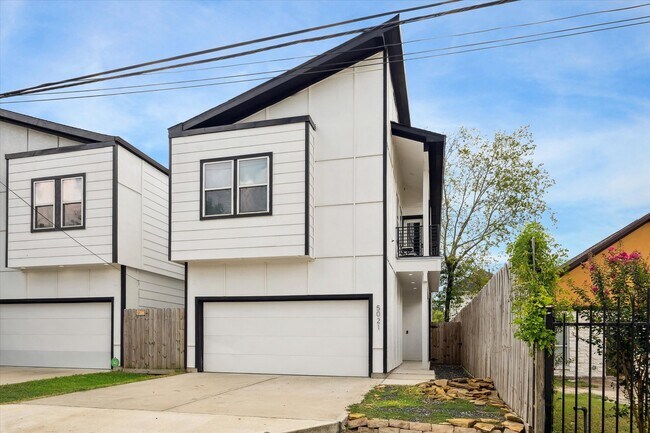 Foto del edificio - 5021 Creekmont Dr