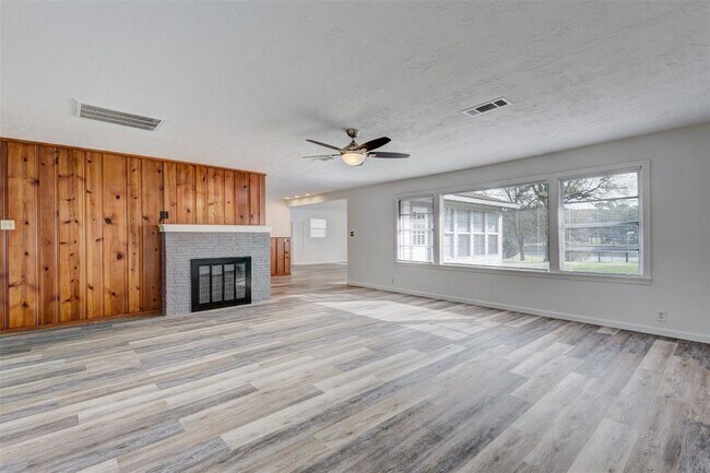 Foto del edificio - 17445 Pine Lake Rd