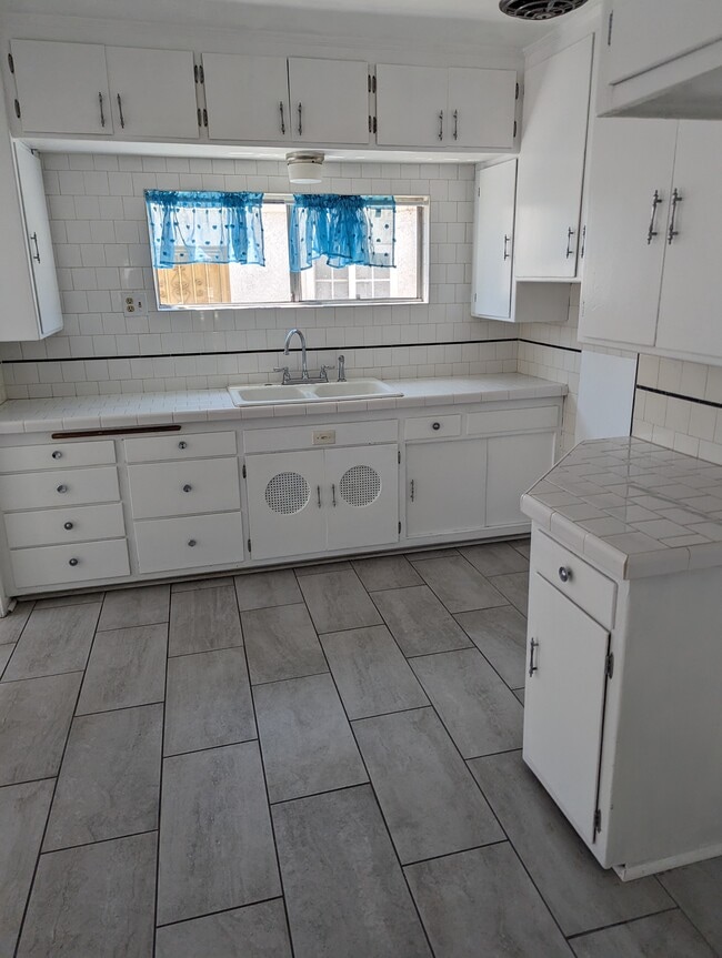 Building Photo - 642 W 103rd St