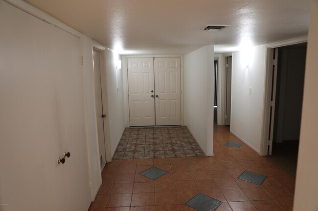 Building Photo - 5231 E Tamblo Dr
