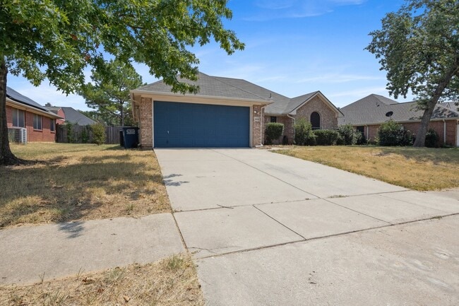 Building Photo - 2902 Hollis Dr