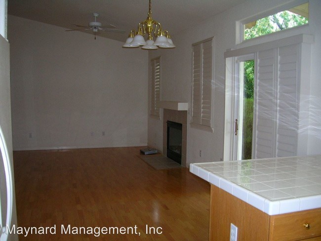 Building Photo - 3 br, 2 bath House - 1019 Fairway Dr.