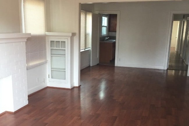 Large living room and dining room space - 2928 Kenwood Ave