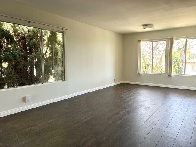 Building Photo - 439 S Oakhurst Dr