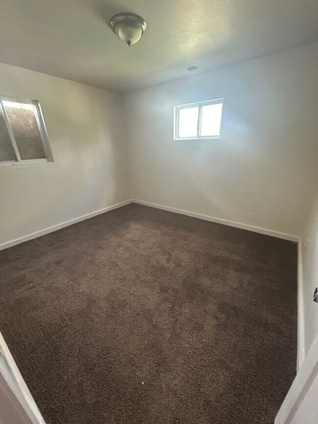 Foto del edificio - For Lease