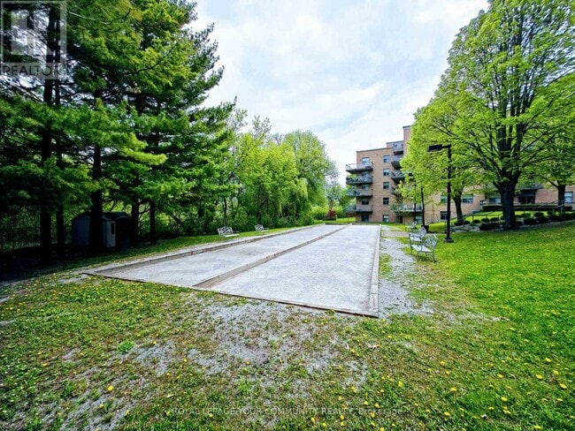 Photo du bâtiment - 2504-2504 Rutherford Rd