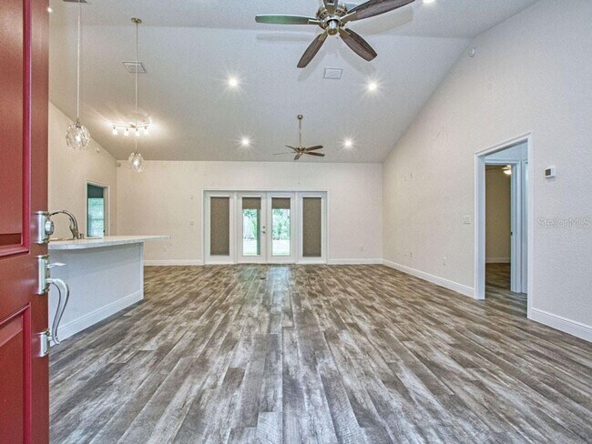 Building Photo - Beautifully maintained Executive home conv...