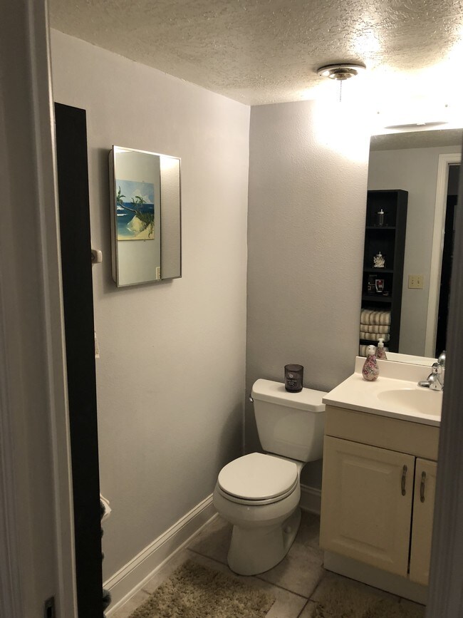 Building Photo - 657 S Orlando Ave