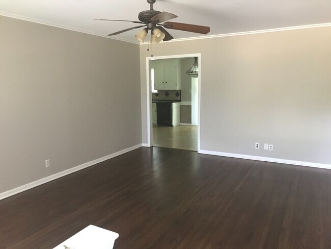 Foto del edificio - 3 bedrooms, 1.5 bath, close to Brookside restaurants, shopping and entertainment.