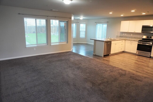 Building Photo - Stunning Home Off of Taft Highway and Sout...