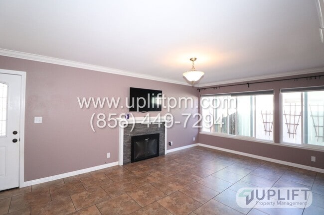 Foto del edificio - 3 bed 2 bath House With Solar And Communit...