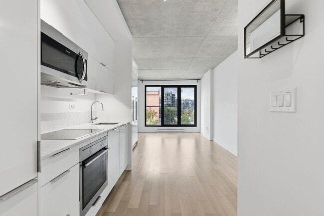 Building Photo - 738 Rue St-Paul Ouest