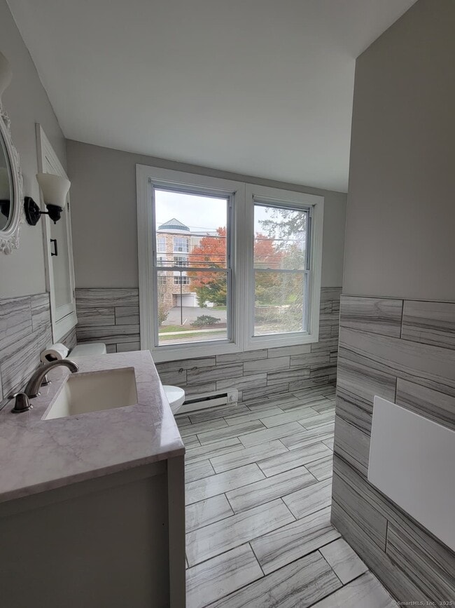 Building Photo - 3 Curve St