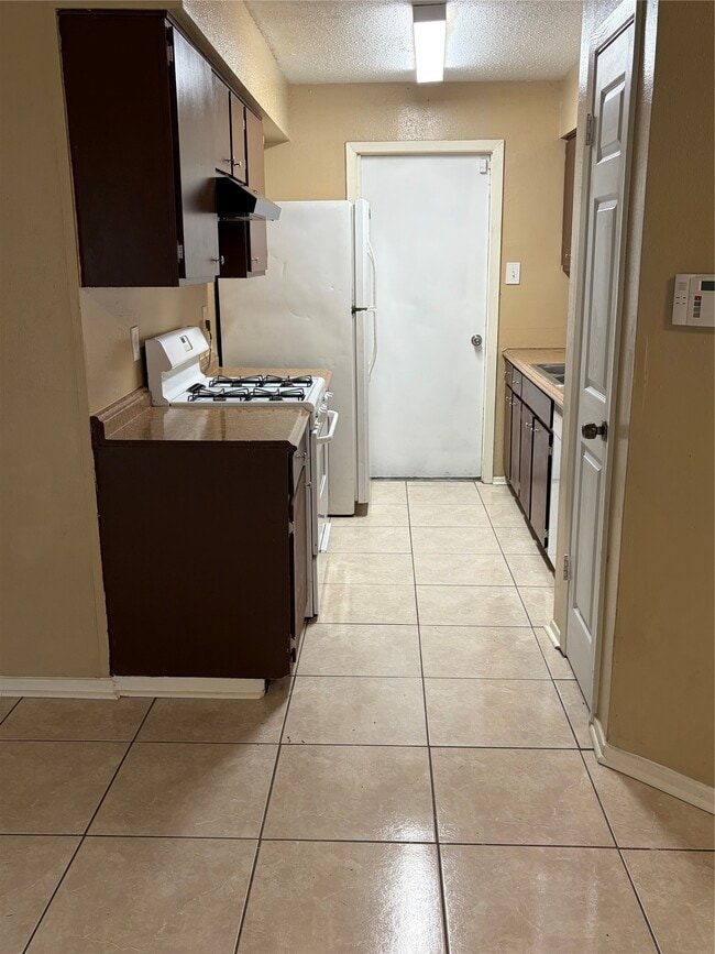Building Photo - 10722 Highland Woods Dr