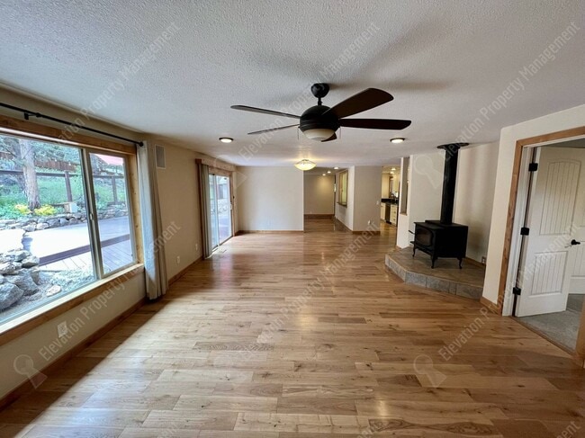 Building Photo - Inviting single-level home in forested SW Bend neighborhood