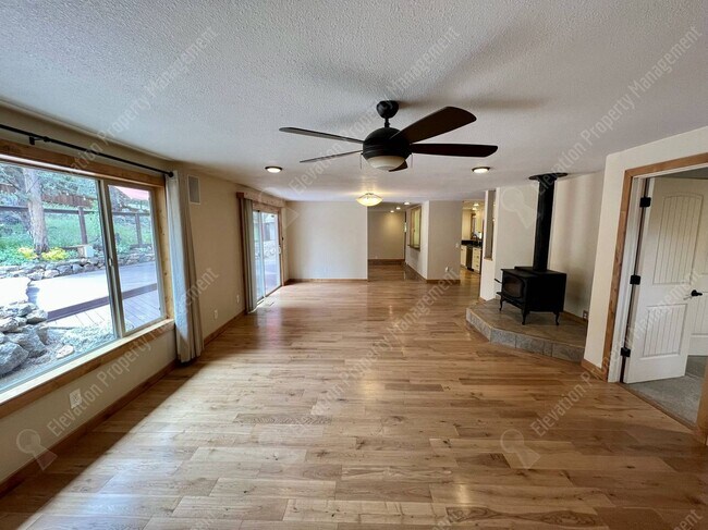 Foto del edificio - Inviting single-level home in forested SW Bend neighborhood
