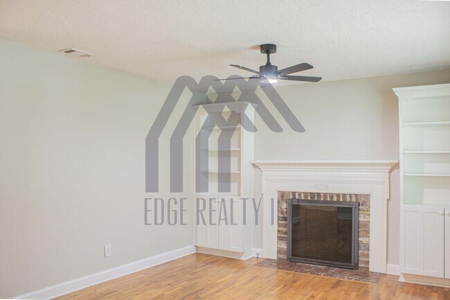 Foto del edificio - 135 E Derenne Ave