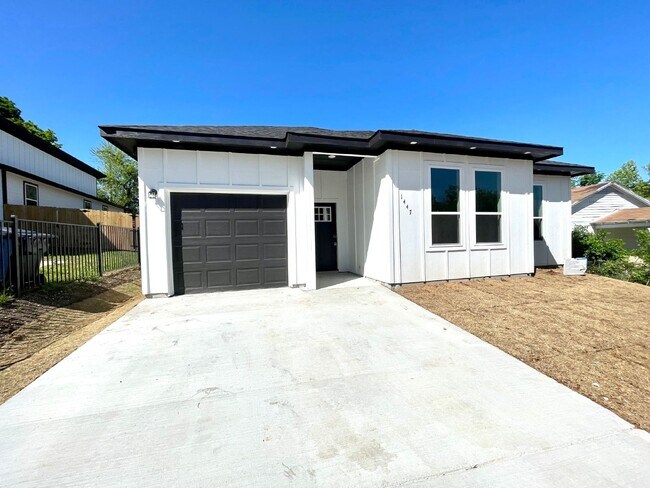 Building Photo - Brand New and Immaculate 4-bedroom, 2-bath...