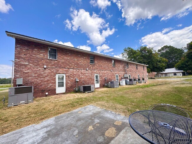 Building Photo - 2/1.5 1400sqft Townhouse with Water, Trash...