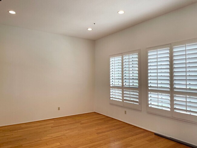 Foto del edificio - Stunning West Hills Executive Home