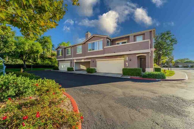 Building Photo - Gorgeous Town Home- Gated community- Pool