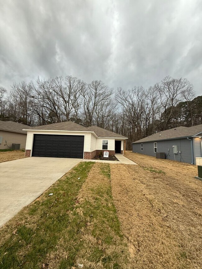 Foto del edificio - *Save 50% off First Month's Rent + NO HIDDEN FEES!* Brand New Four Bedroom | Two Bathroom Home in...