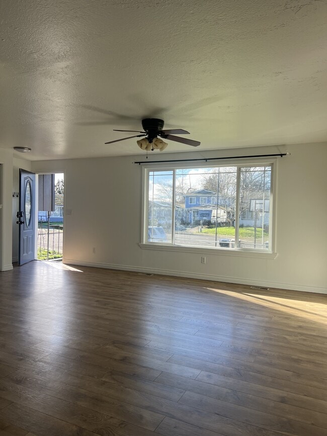 Building Photo - 2313 Ermine Ct SE