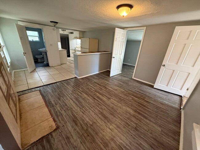 Building Photo - 2/1 St Pete Move In Ready