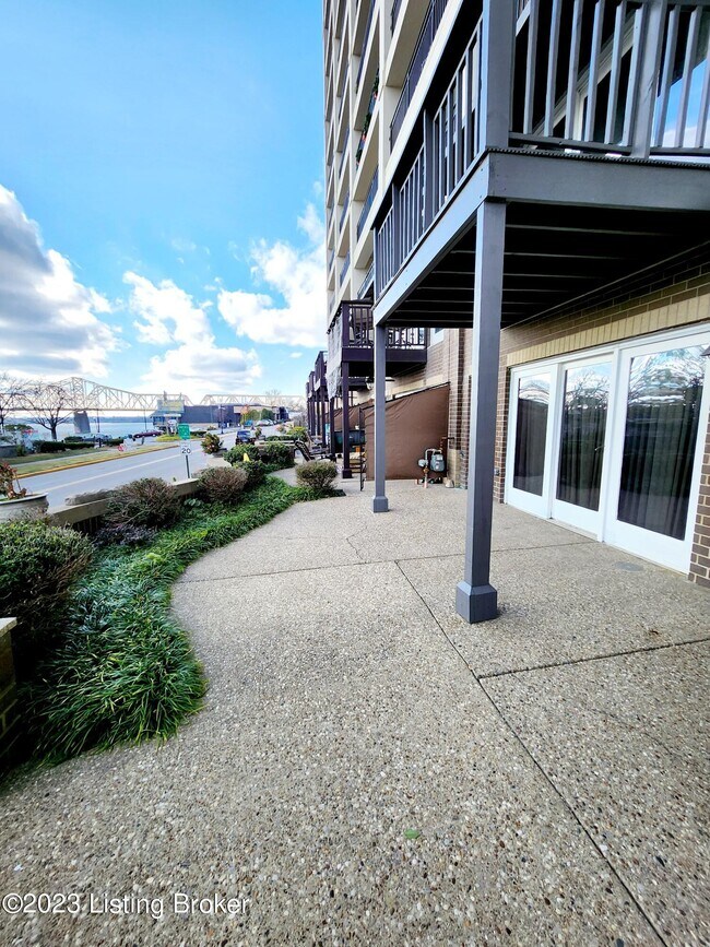 Foto del edificio - 610 W Riverside Dr
