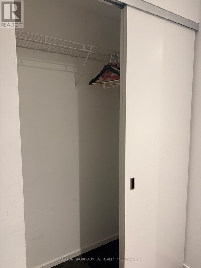 Photo du bâtiment - 101 Charles St E