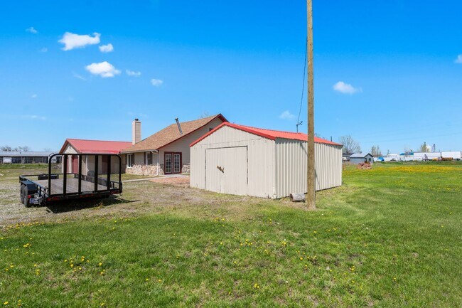 Building Photo - 5 Bedroom Home with Land in Hardin, MT FOR...