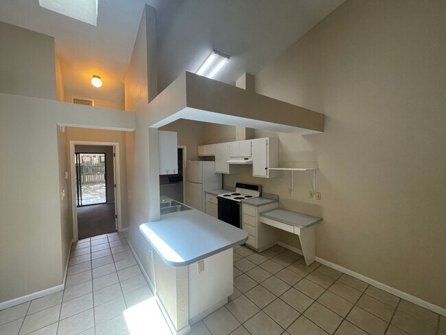 Foto del edificio - Discover the charm of Napier Oaks with this delightful 2-bedroom, 2-bathroom condo, perfectly sit...