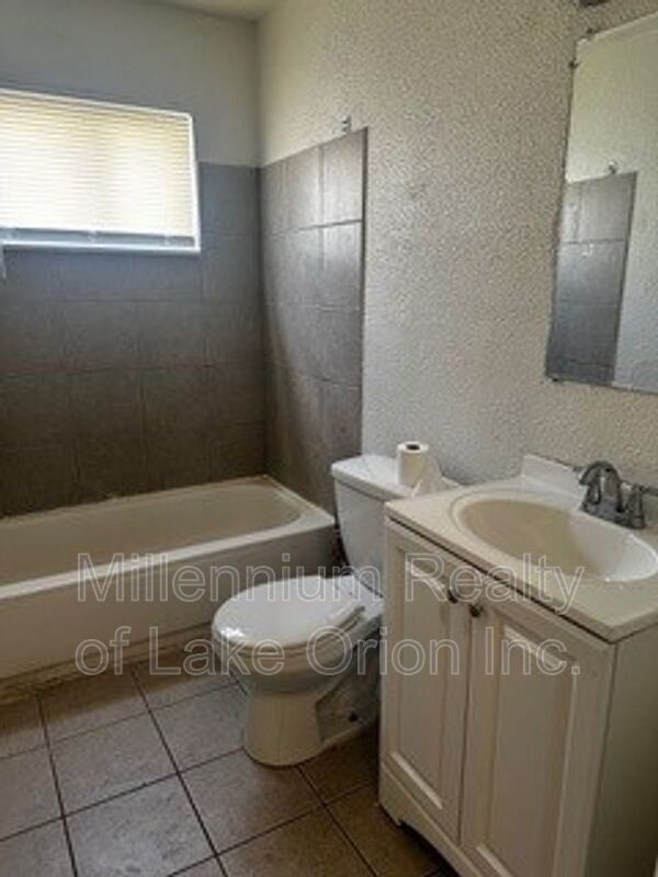 Foto del edificio - 445 Emerson Ave